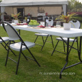 Tables et chaises pliantes en plastique blanc